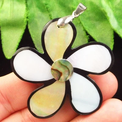 Бусина-подвеска в виде цветка из натуральной белой раковины 46x5 мм H84304 - Изображение 1 из 2