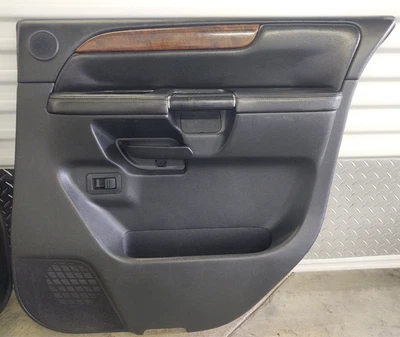 Painel traseiro esquerdo passageiro Nissan Armada 2008 - 2014 acabamento preto grão de madeira - Imagem 1 de 4