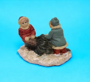 Weihnachtsdorf Resin Figur Kinder ziehen Weihnachtsbaum - Bild 1 von 8