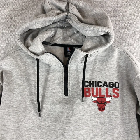 NBA Chicago Bulls Women's Medium Gray Cropped Half Zip Hoodie Sweatshirt EUC Cover