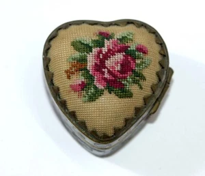 PRETTY VINTAGE CHINESE HEART SHAPED CLOISONNE & PETIT POINT PILL TRINKET BOX - Picture 1 of 18