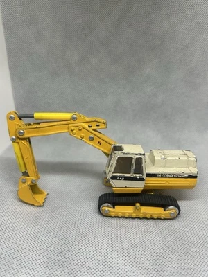 International IH 640 Excavator Mighty Movers ERTL 1:64 Scale 1854 Missing Track - Image 1 of 4
