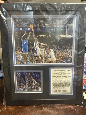 Tacones de alquitrán UNC enmarcados “The Shot Over Duke” 2022 Final Four conmemorativos Foto 1 de 4