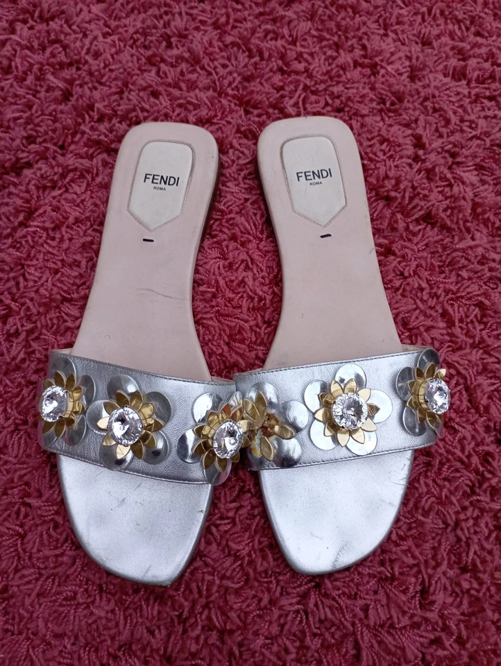Toboganes planos Fendi de cuero plateado Flowerland talla 40 Foto 1 de 4
