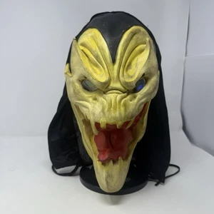 Maschera cappuccio completa lingua gomma viso mostro gruppo magico carta vintage 1995 - Foto 1 di 9