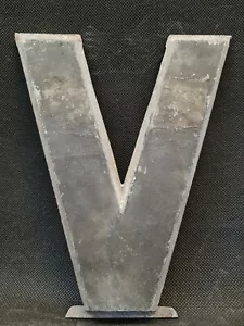 Vintage DRIVE-IN Movie Theatre MARQUEE LETTER - V - Black Metal 22cm cinema sign - Foto 1 di 4