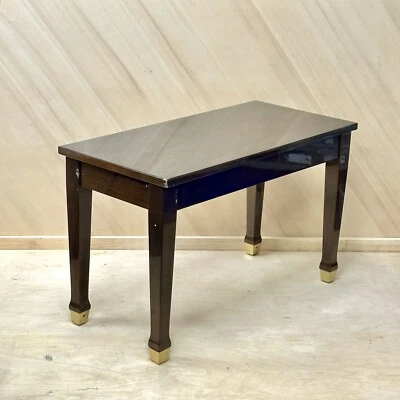 Banco de piano de nogal manchado, patas cuadradas con férulas de latón, compartimento para música Foto 1 de 4