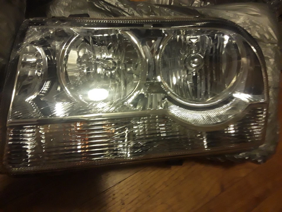 Faro izquierdo del conductor Chrysler 300 2005 Foto 1 de 1