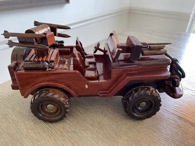 JEEP MILITAR ARTESANAL DE MADERA DE CAOBA SEGUNDA GUERRA MUNDIAL Foto 1 de 4