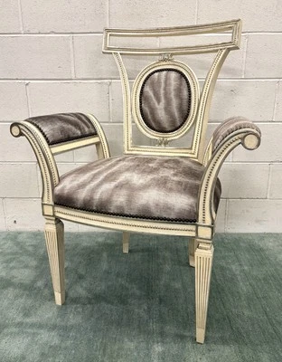 Sillón Ebanista "Lucien" personalizado de lujo tallado a mano con borde de cabeza de clavo; como nuevo Foto 1 de 4
