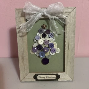 NUEVO Caballete Botón Púrpura Artesanal 4” X 6” Enmarcado Árbol de Navidad Arte - Imagen 1 de 3