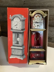 Reloj de abuelo vintage péndulo en casa de muñecas miniatura hecho en W. Alemania - Imagen 1 de 11