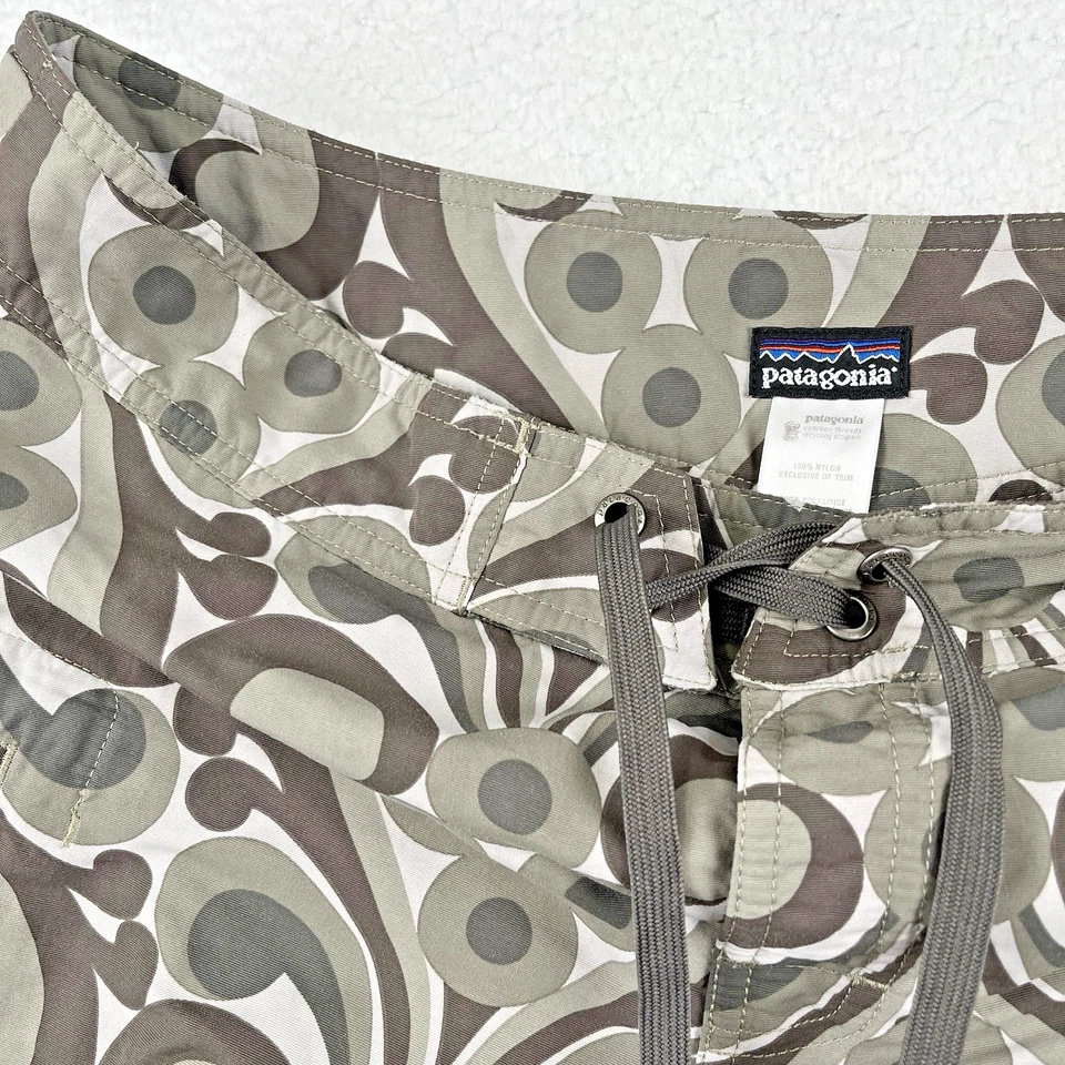 PATAGONIA Wavefarer Board Shorts Womens 6 Green AOP Beach Swim Surf 5" Quick Dry - Image 1 of 4