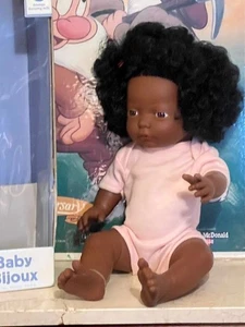 Educational Insights Baby Bijoux En Caja Muñeca Europea Afroamericana - Imagen 1 de 5