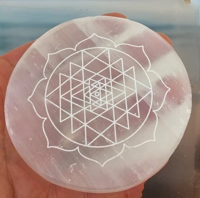 Селенитовая зарядная пластина с гравировкой селенитовый диск метатроны куб сакральная геометрия - Изображение 1 из 4
