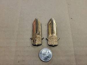 Cadillac OEM 1980-1989 DeVille Fleetwood nuevo par emblema de luz trasera dorada 16502570 - Imagen 1 de 6