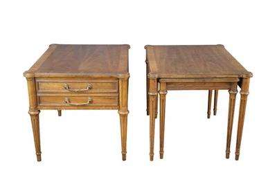 2 Mesitas de noche provinciales de nogal francés Drexel Heritage Luis XVI Foto 1 de 4