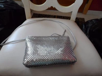 Bolso bandolera malla plateada de Bueno Foto 1 de 4