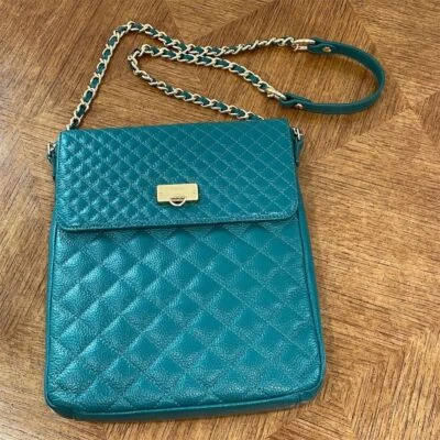 Bandolera Bodhi para mujer de cuero acolchado verde azulado con bloqueo giratorio y correa de cadena dorada Foto 1 de 4