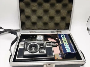 VINTAGE KODAK INSTAMATIC X-45 CAMERA W/HARD CASE BULBS MANUAL - Picture 1 of 7