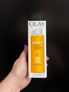 Crema hidratante facial iluminadora con vitamina C Olay SPF30 1,7 oz 12/2025 - Imagen 1 de 4