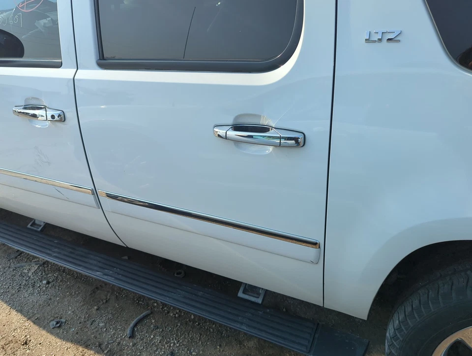 Chevrolet Suburban Driver Rear Door Oem KXTIU - Imagem 1 de 1