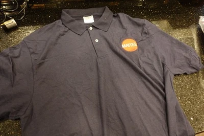 CAMISA DE EMPLEADO A8 de colección Mattel Handheld game toy company nueva muy rara Foto 1 de 4