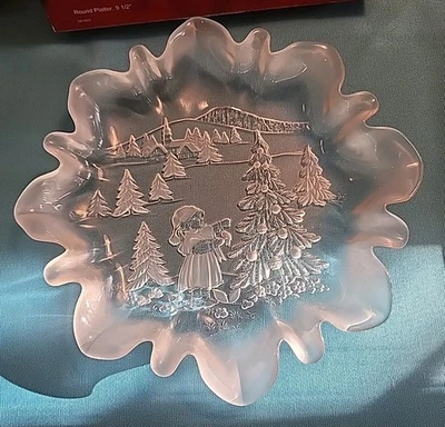 Plato ovalado de cristal Mikasa Holiday Classics 9 1/2" árbol de Navidad esmerilado usado en excelente estado Foto 1 de 4