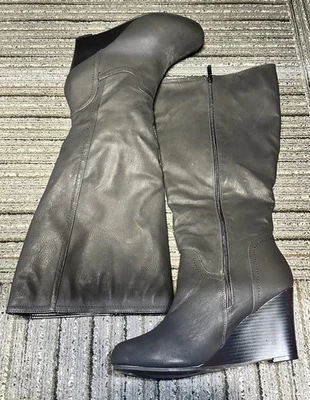 Botas de cuña Journee Collection LANGLY para mujer de media pantorrilla negras talla: 10,5 Foto 1 de 4