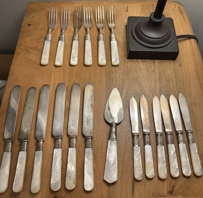 Antiguo juego de cubiertos Sheffield madreperla férulas de ley 19 piezas vintage Foto 1 de 4