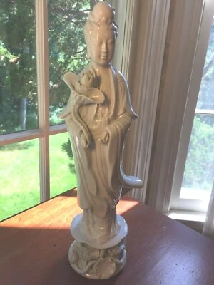 Antigua estatua grande china de porcelana blanca de GuanYin.  14 1/2" de alto Foto 1 de 4