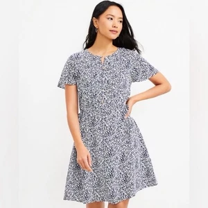LOFT Biesen seitlicher Cinch Kleid weiß blau geblümt Gr. L Neu mit Etikett Wochenendbrunch - Bild 1 von 14