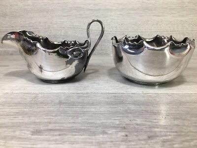 PLATO DE PLATA ANTIGUO PEQUEÑO JARRA DE CREMA/LECHE Patentado y azucarero Foto 1 de 4