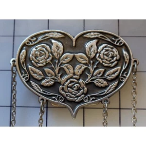 Chatelaine de peltre, suministro de costura del siglo XVIII, rosas y corazón - Imagen 1 de 2