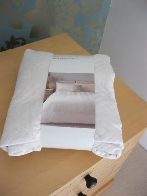 Siguiente - Juego de cama edredón Madison Velvet Chevron - Color beige natural - Individual  Foto 1 de 4