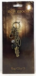 TWILIGHT SAGA NEW MOON BAG CLIP "D" WITH MYSTICAL CHARMS - MINT CARDED - Picture 1 of 4