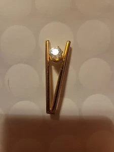 Gold Tone Single Solitaire Clear Rhinestone Brooch Pin H3 - Picture 1 of 5