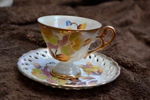 VINTAGE TEETASSE MIT SPITZE UNTERTASSE REGENBOGEN IRISIEREND LAVENDELBLÜTEN NEUWERTIG  - Bild 1 von 7