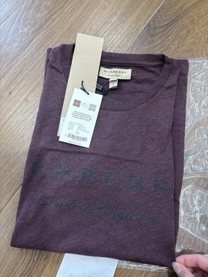 Nueva Camiseta Auténtica Burberry Escrita Martford Logo Frontal Hombres Vino Talla Pequeña Foto 1 de 4