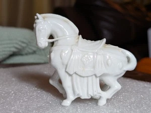Vintage chinesische weiße Keramik tänzelndes Pferd Figur Stil der Tang Dynastie - Bild 1 von 9