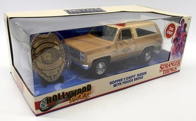 Jada масштаб 1/24 31111 - Stranger Things Hooper's Chevy Blazer + полицейский значок - Изображение 1 из 2
