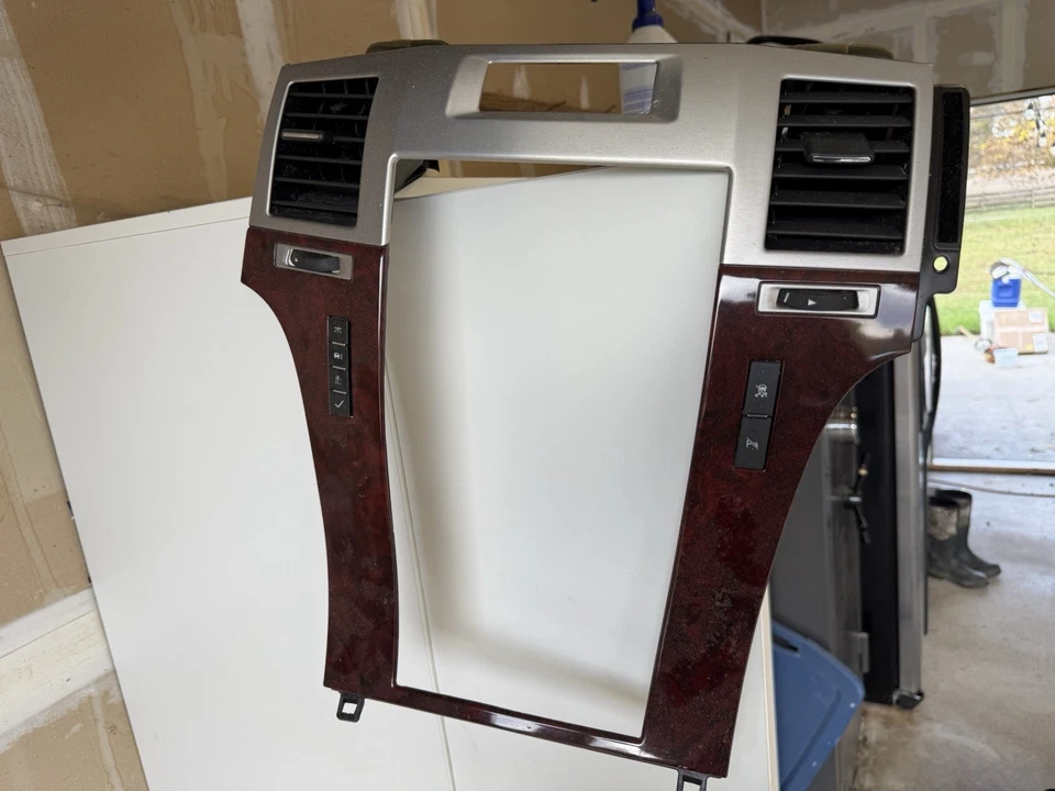 Bisel de radio con rejillas de ventilación para tablero central Cadillac Escalade 2007-2014 fabricante de equipos originales Foto 1 de 1