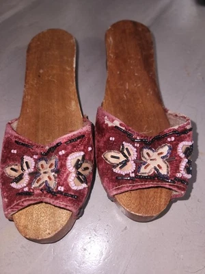 Zapatos de madera para niños tallados a mano pintados a mano de colección años 40 laguna asiática tacón de 1" Foto 1 de 4