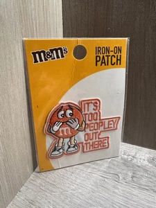 M&M’s Bügelbild Patch rot Figur "It’s Too Peopley Out There" lustig bestickt - Bild 1 von 3