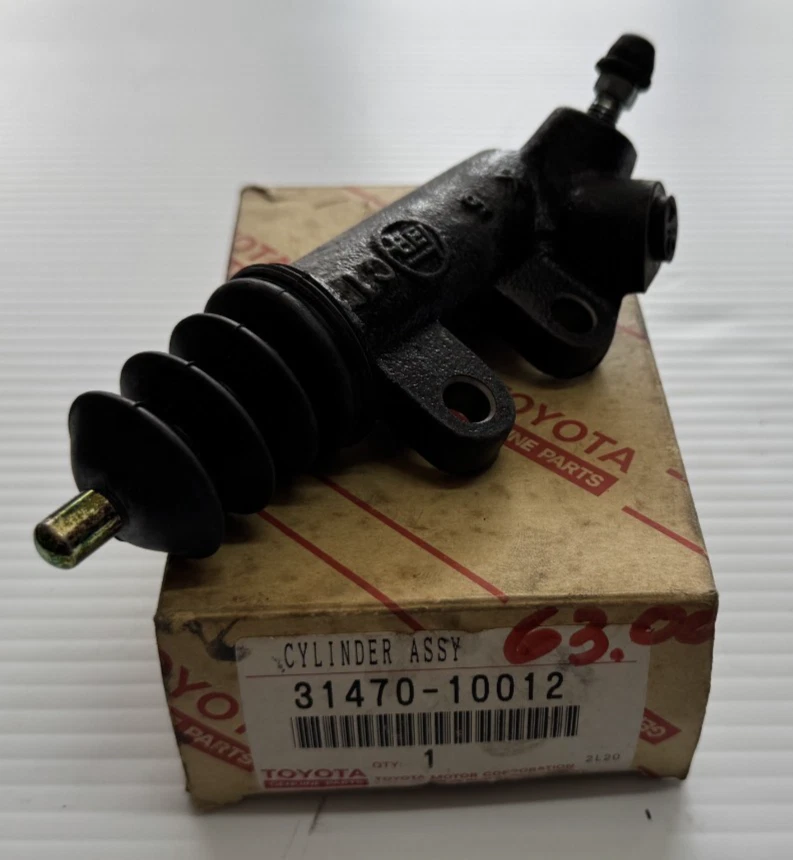 NEW GENUINE Toyota 31470-10012 CLUTCH SLAVE CYLINDER - Image 1 of 2