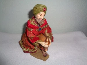 KIRKLAND Weihnachtskrippe kniender König Stoff 662120 bunt Ersatz - Bild 1 von 3