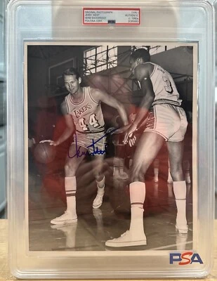 Foto autografiada tipo 1 de Jerry West 1960 hierba Shoebridge PSA/DNA encapsulada Foto 1 de 3