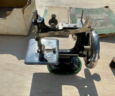 VINTAGE SINGER Mini Sewing Machine Kid Sew Handy 20-1 3rd Version Original Black - Image 1 of 4