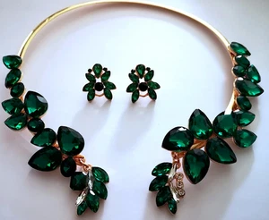 NICE EMERALD-GREEN RHINESTONE NECKLACE AND PAIR OF STUD EARRINGS - Picture 1 of 6