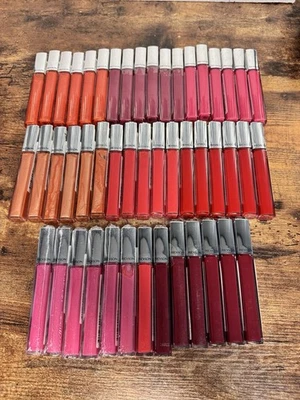 Venta al por mayor Lote de 48 Lacas Labiales Revlon Ultra HD Colores Surtidos, SELLADAS Foto 1 de 4